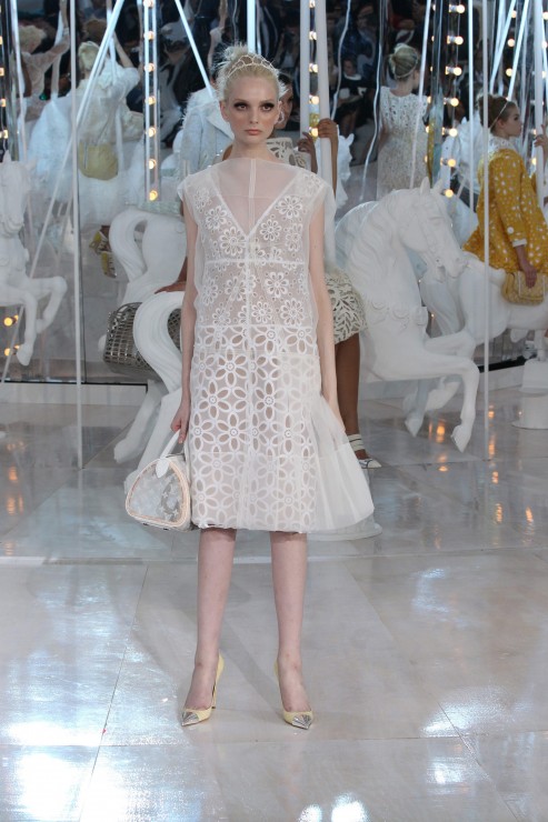 Kate Moss Closes Louis Vuitton In White Feathered Dress (PHOTOS)