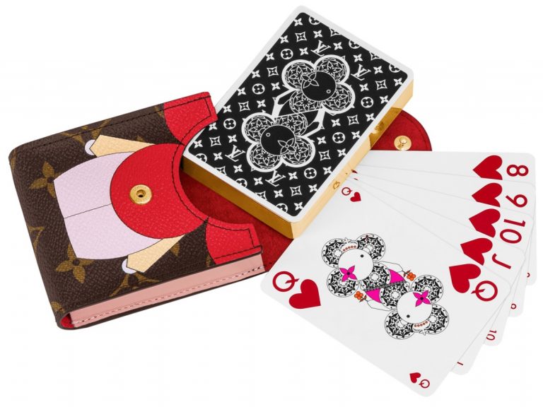 game on playing cards and pouch arsène